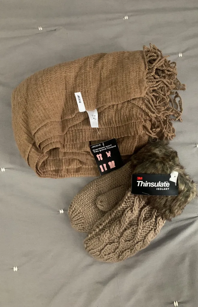 🆕Scarf And Gloves photo 1
