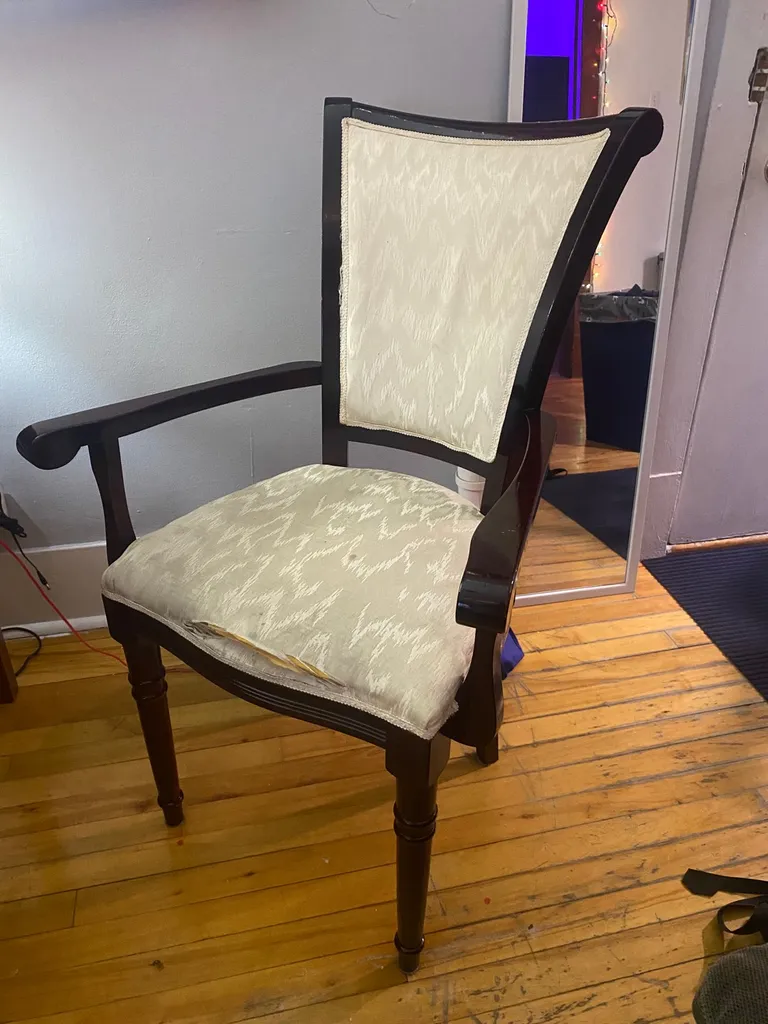 Just A RoyAL Chair 🪑👑 photo 1