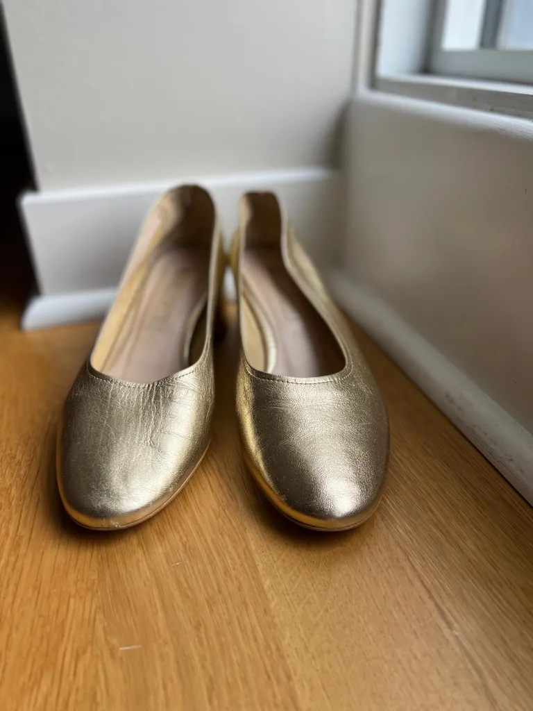 Sz 8-8.5 W Gold Heels photo 1