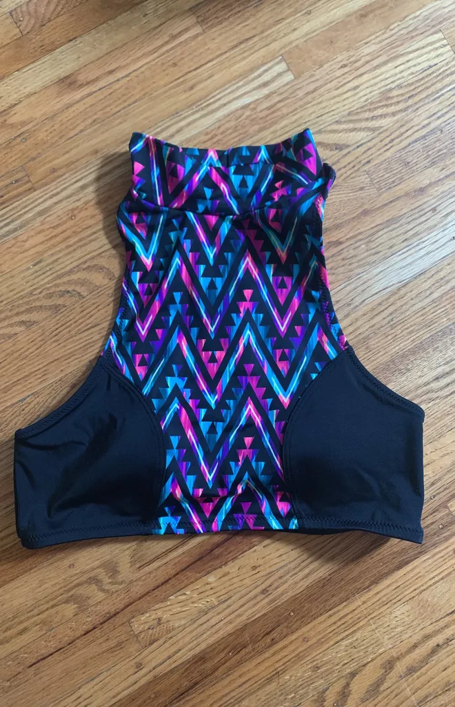 BNWOT Size M Cup A-C Victoria’s Secret Swim Top photo 1