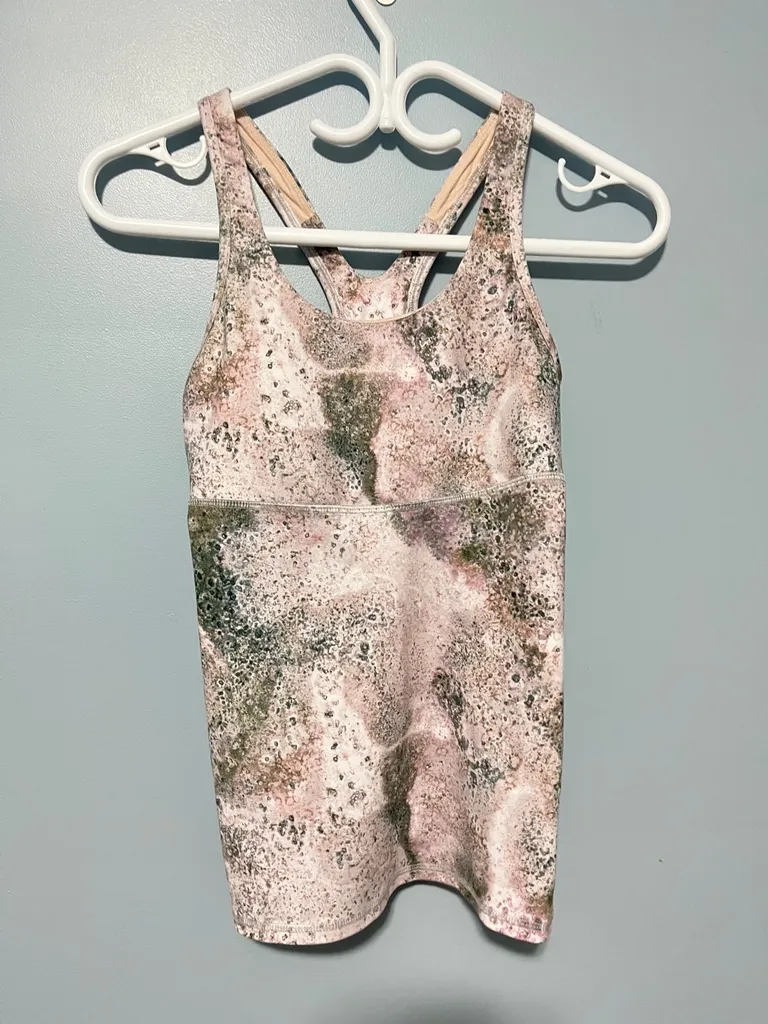 Lululemon tank photo 1