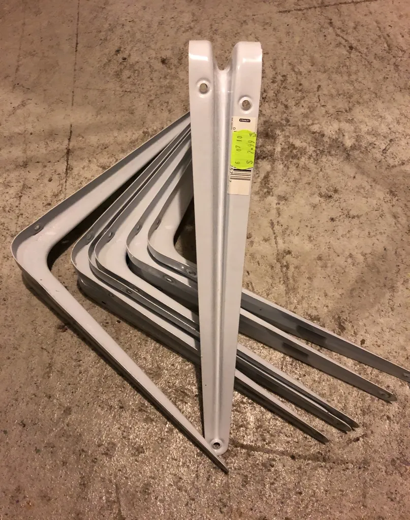 7 X White Wall L-Brackets photo 1