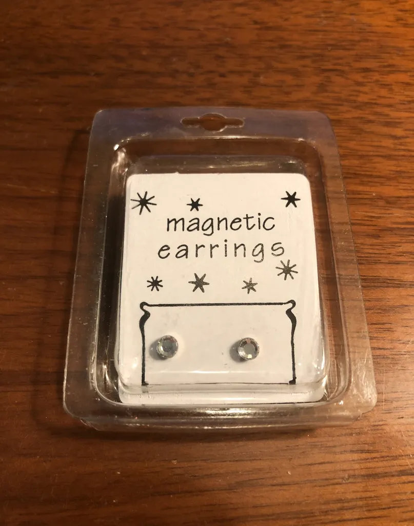 🆓 FREE Magnetic Earrings photo 1
