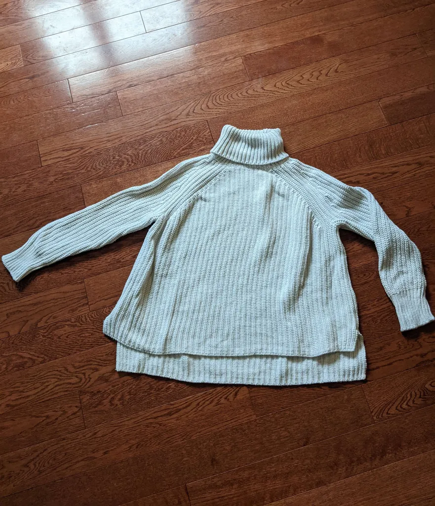 White turtleneck sweater photo 1