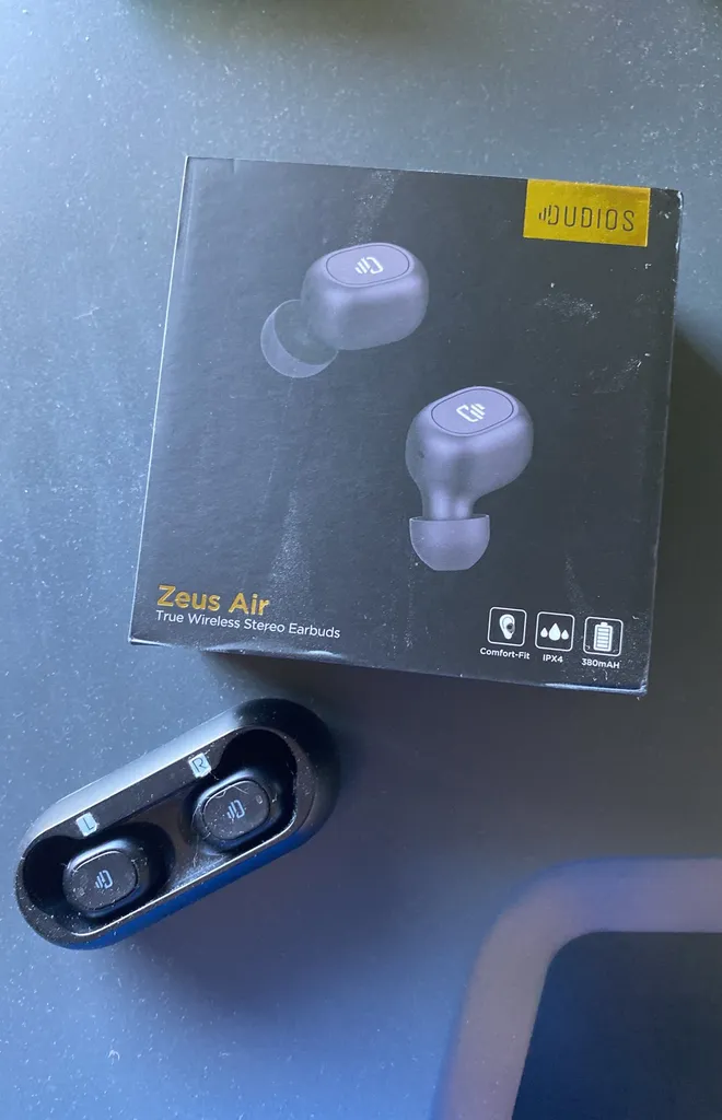 Great Condition Wireless Earbuds With Charging Case photo 1