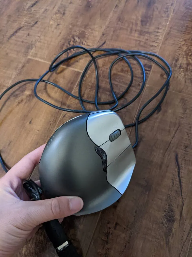 Evoluent Ergonomic Mouse photo 1