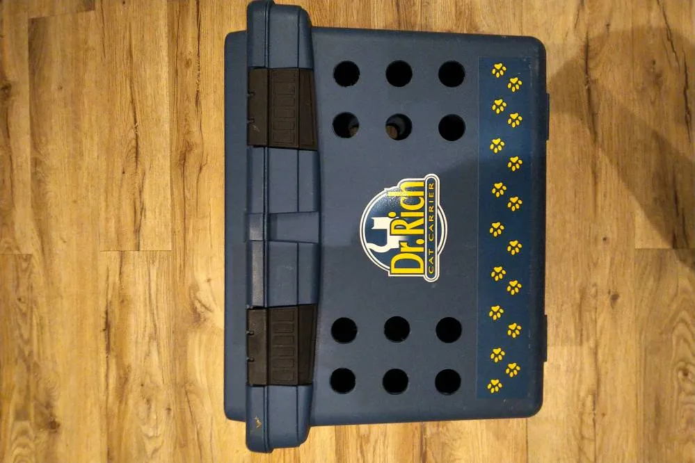 Plastic Pet Carrier photo 1