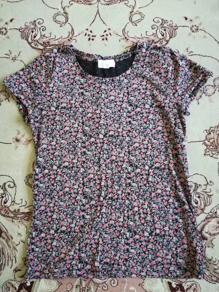 GAP Floral T-shirt photo 1