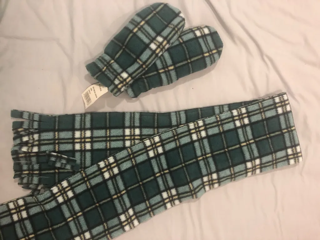 Scarf And Mittens Set photo 1