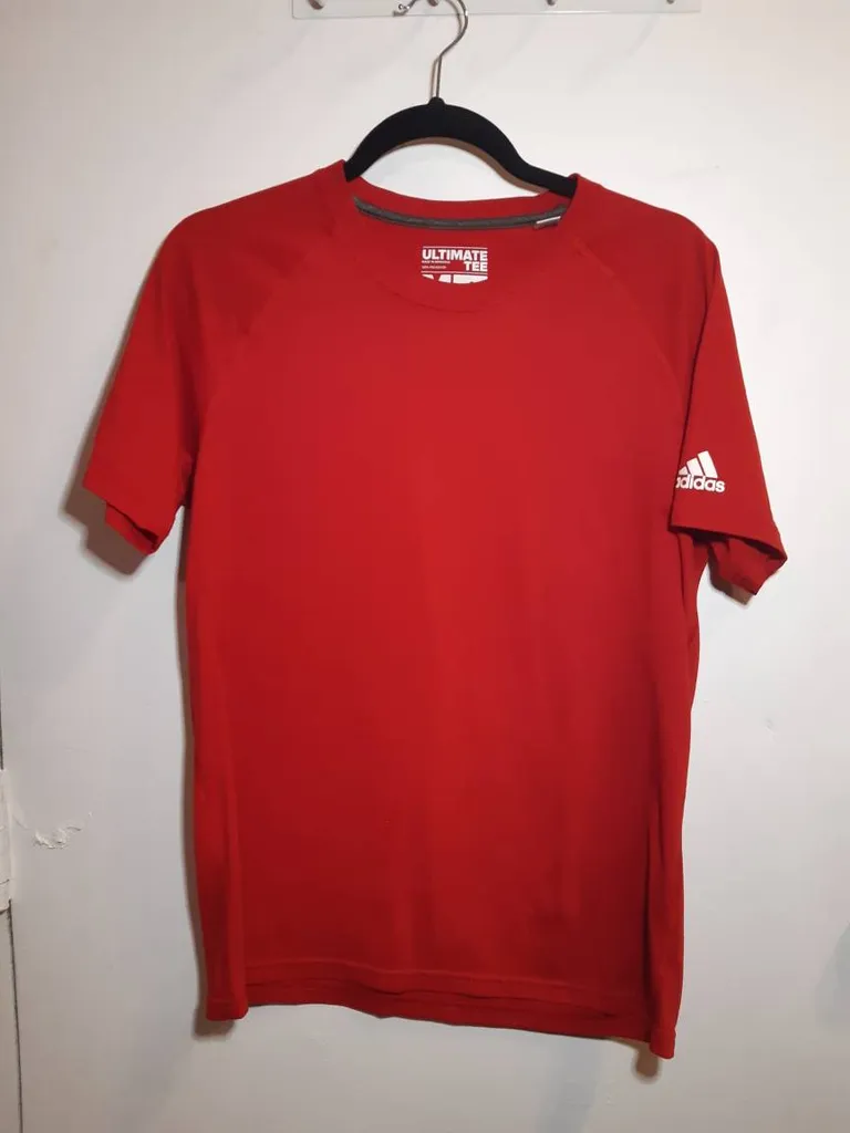 Adidas Red T photo 1