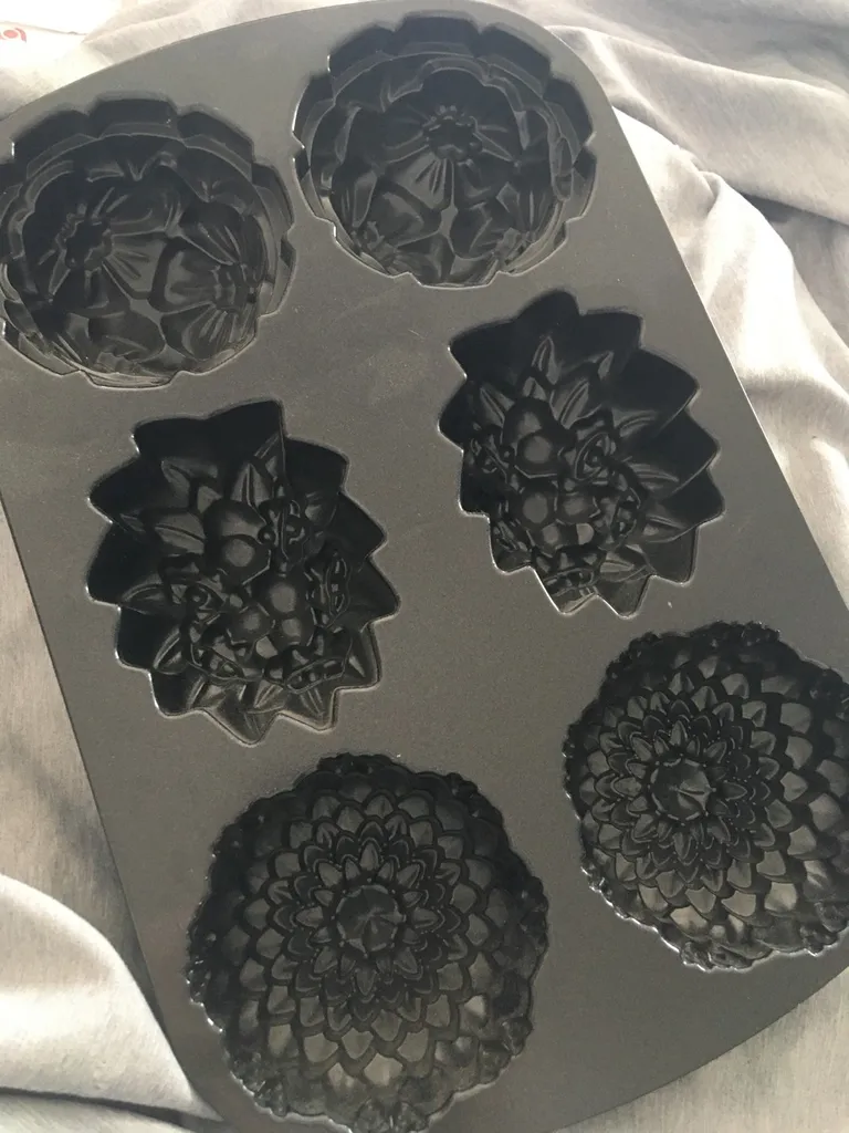 Nordic Ware Mini Floral Cakes Baking Pan photo 1