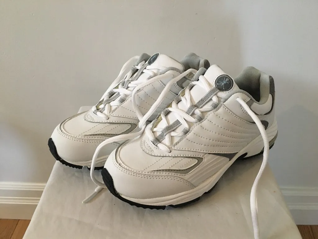 BNIB Womens Spiked Golf Shoes Size 7.5 photo 1