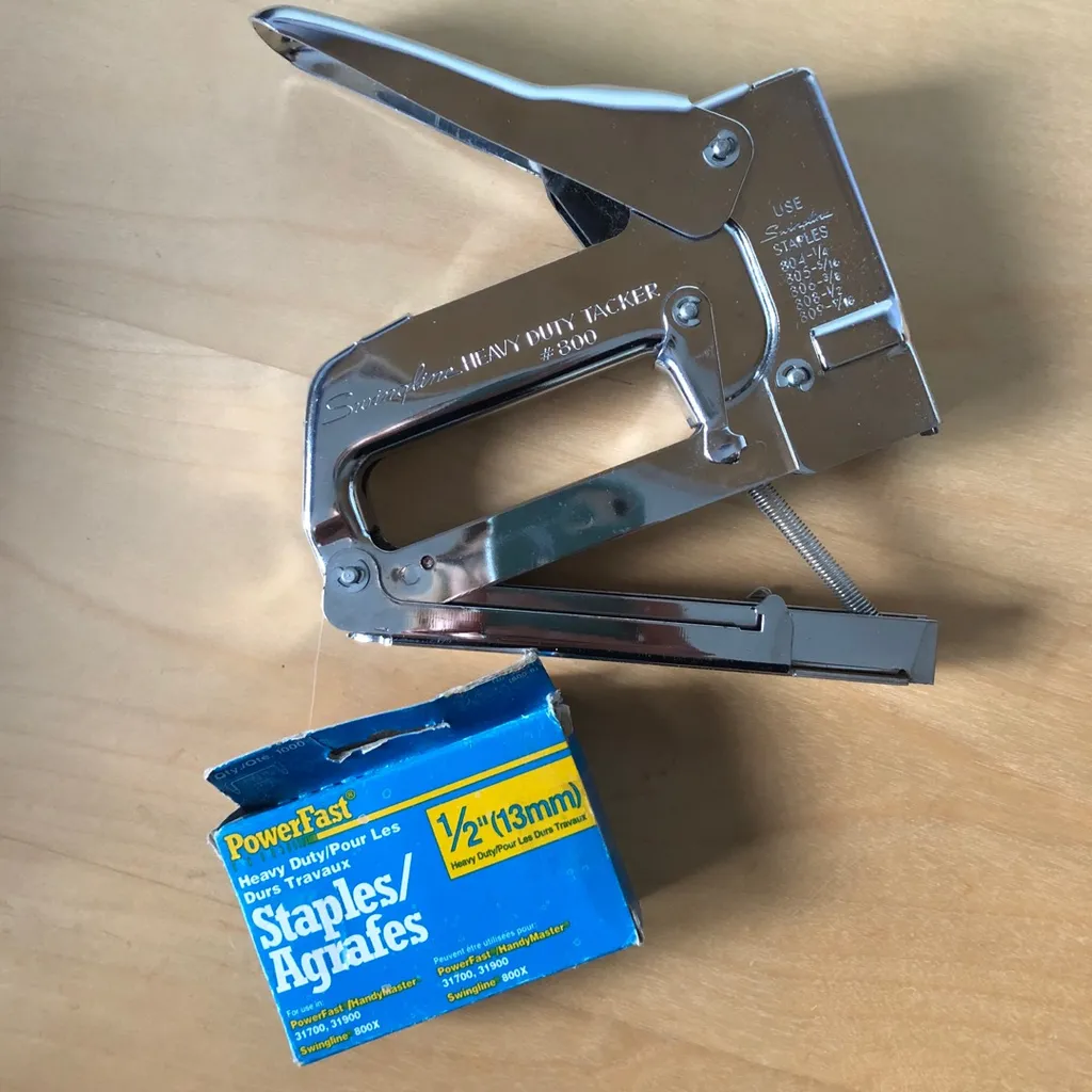 Swingline Heavy Duty Staple gun w/ Staples photo 1