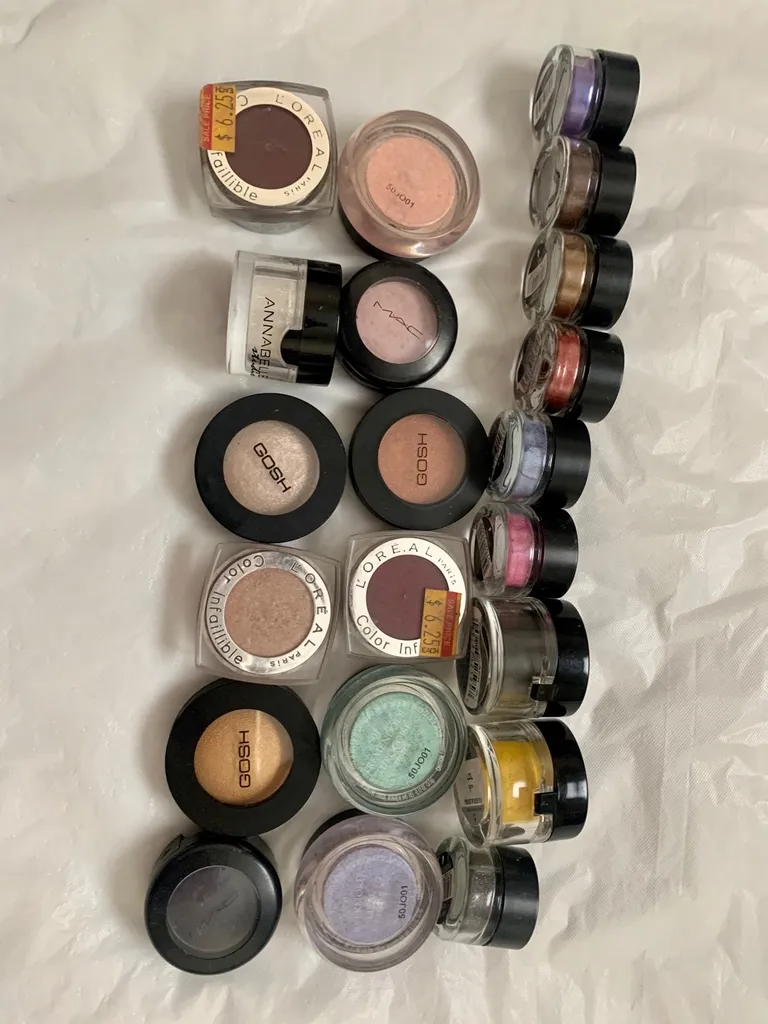 Assorted Eyeshadow Pods photo 1