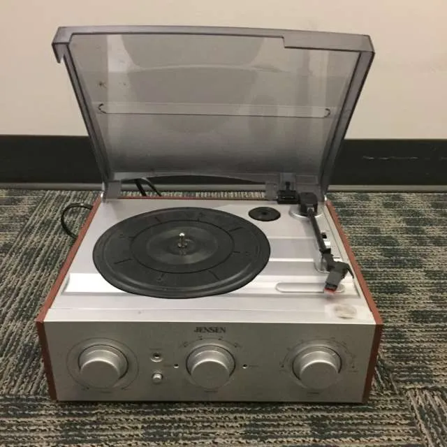 Turntable With Am/Fm Radio And Speakers. photo 1