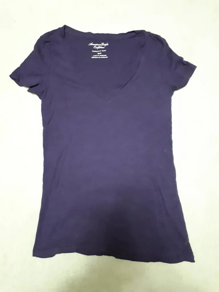 Basic V-neck T-shirt photo 1