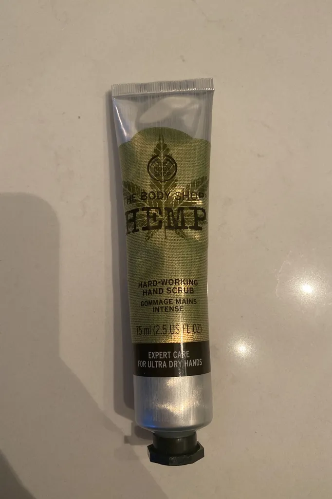 Body Shop Hand Scrub photo 1