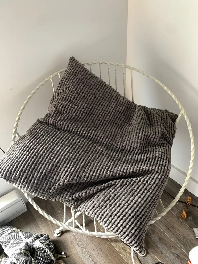 White Metal Swivel Chair photo 1