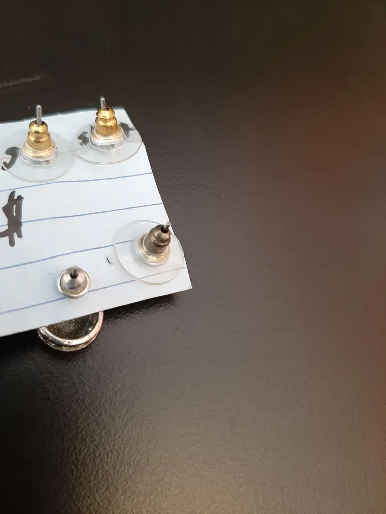 Stud earrings photo 1