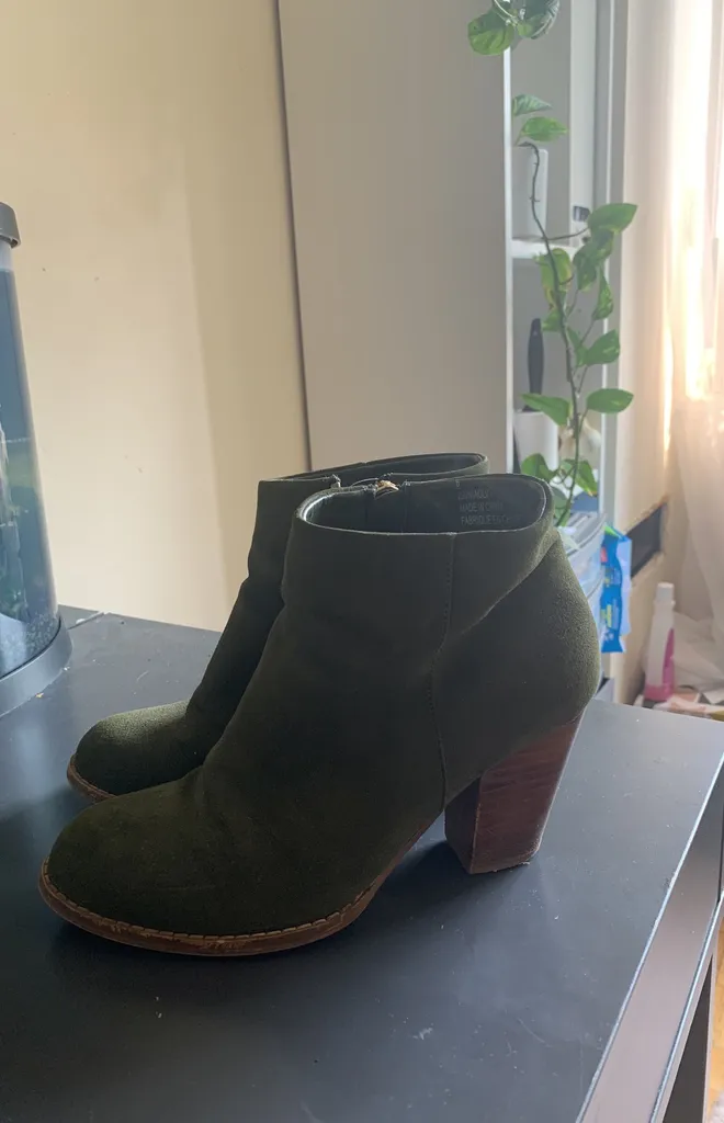 Size 6 Green Boots photo 1