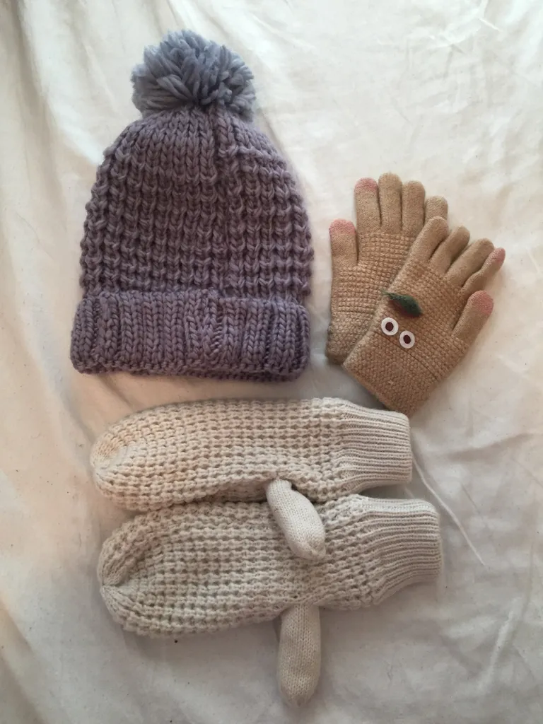 Winter gloves and hat photo 1