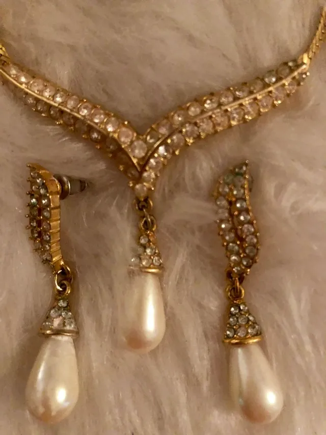 Antique Necklace And Earrings Set photo 1