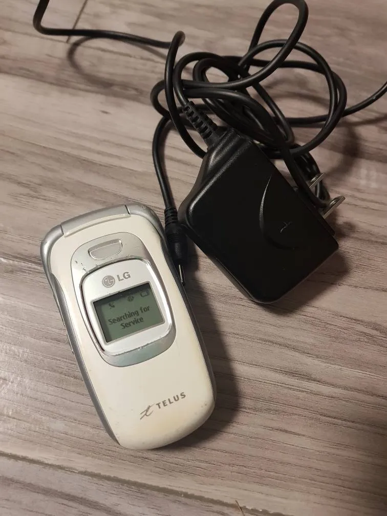 Old LG flip phone. photo 1