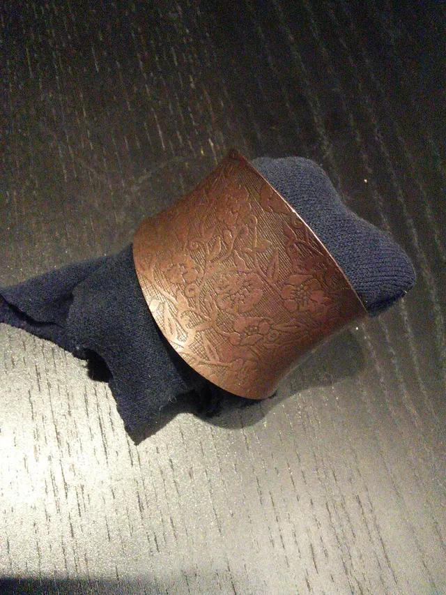 Copper-coloured wrist cuff photo 1