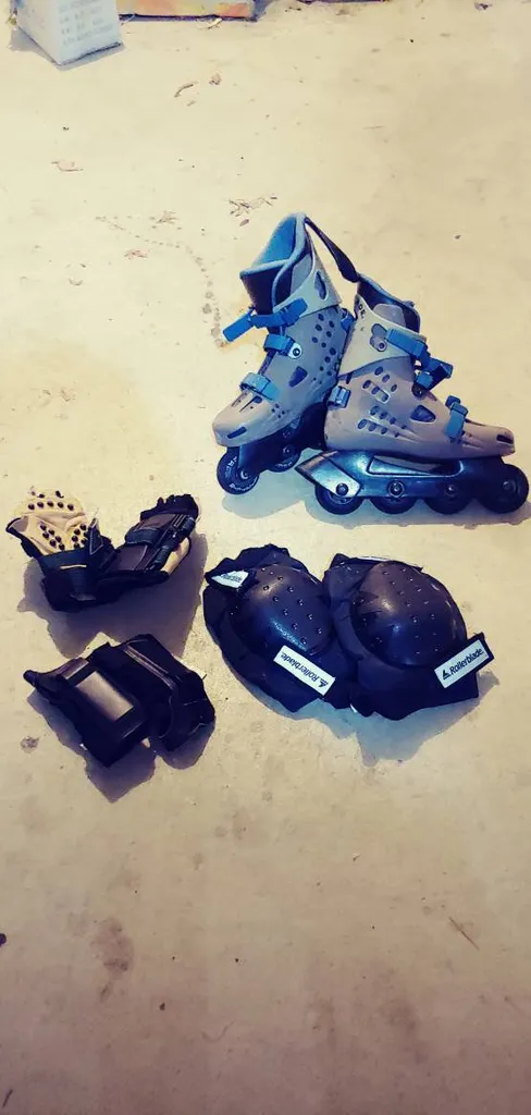 Rollerblades Size 7.5 With Wrist And Knee Guards photo 1