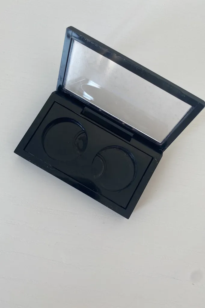 MAC Eyeshadow Compact Case photo 1