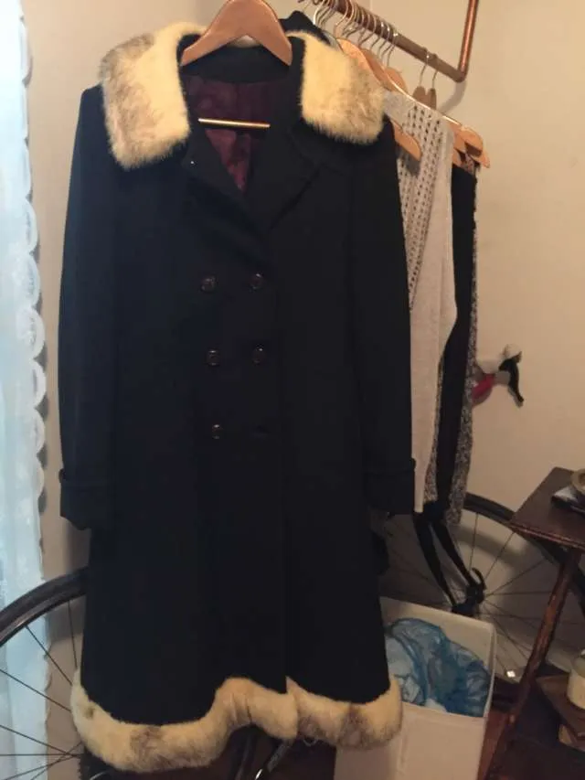 vintage coat with fur trim photo 1
