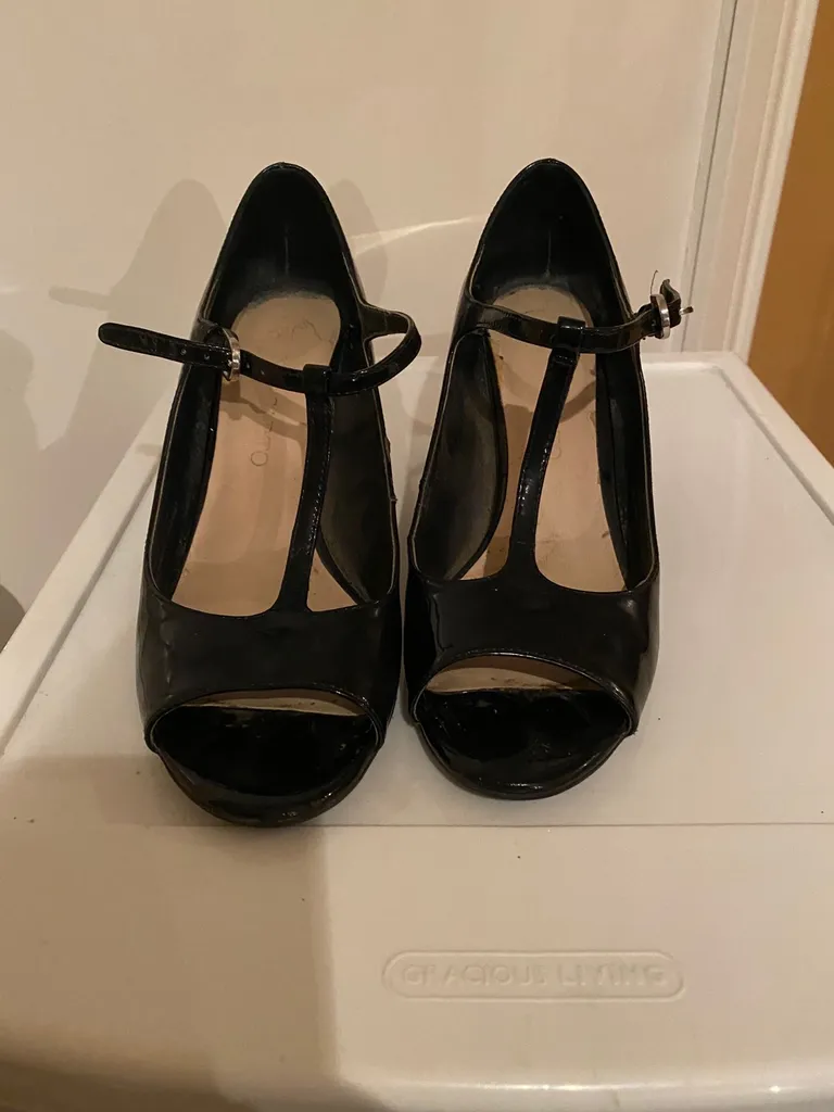 Size 7.5 Shoes photo 1