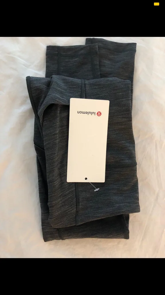 BNWT Lululemon size 4 photo 1