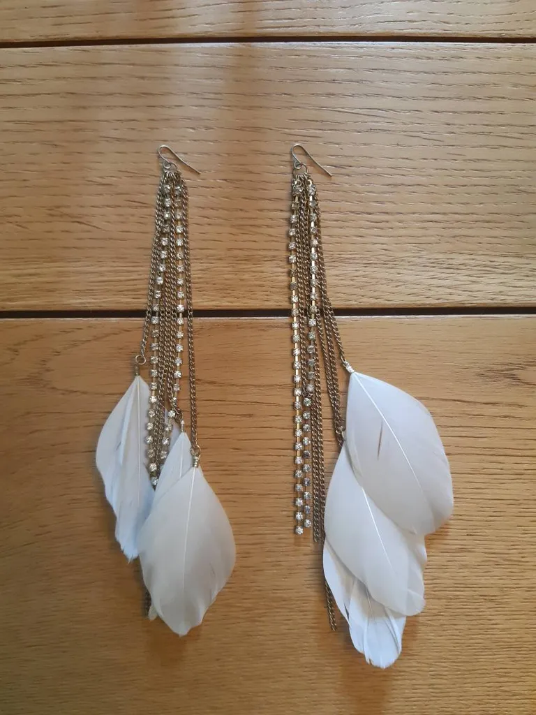 Shiny earrings with white feathers💎 photo 1