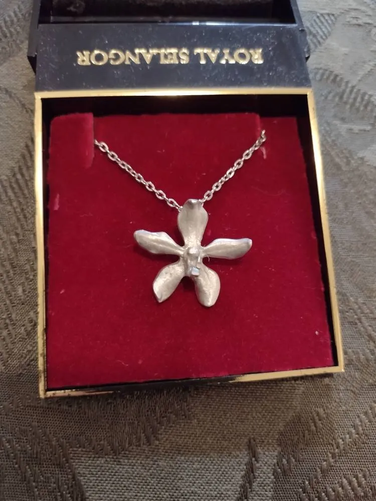 BNIB Royal Selangor Pewter Orchid Pendant And Chain photo 1