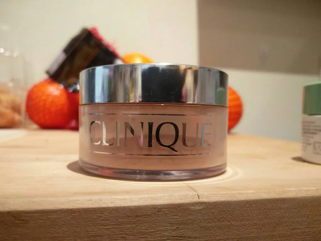 Clinique mineral powder photo 1