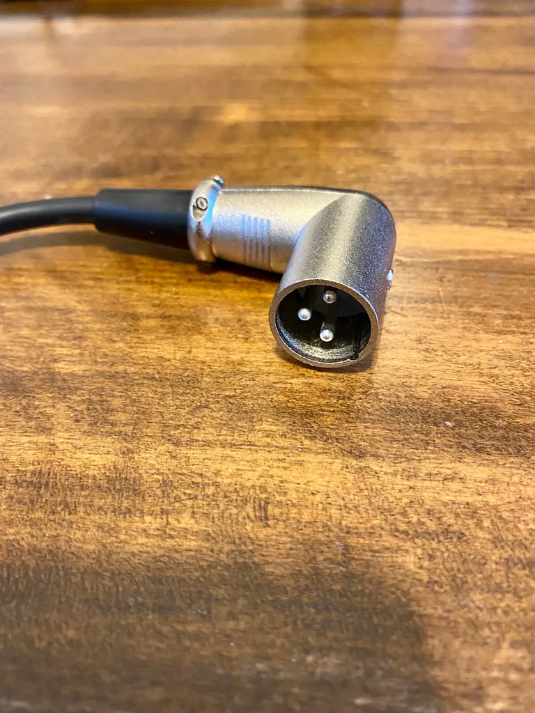 Right-angle XLR cable photo 1