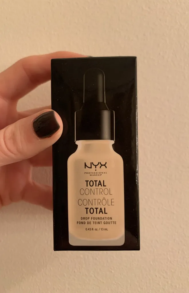 NYX TOTAL CONTROL DROP FOUNDATION photo 1