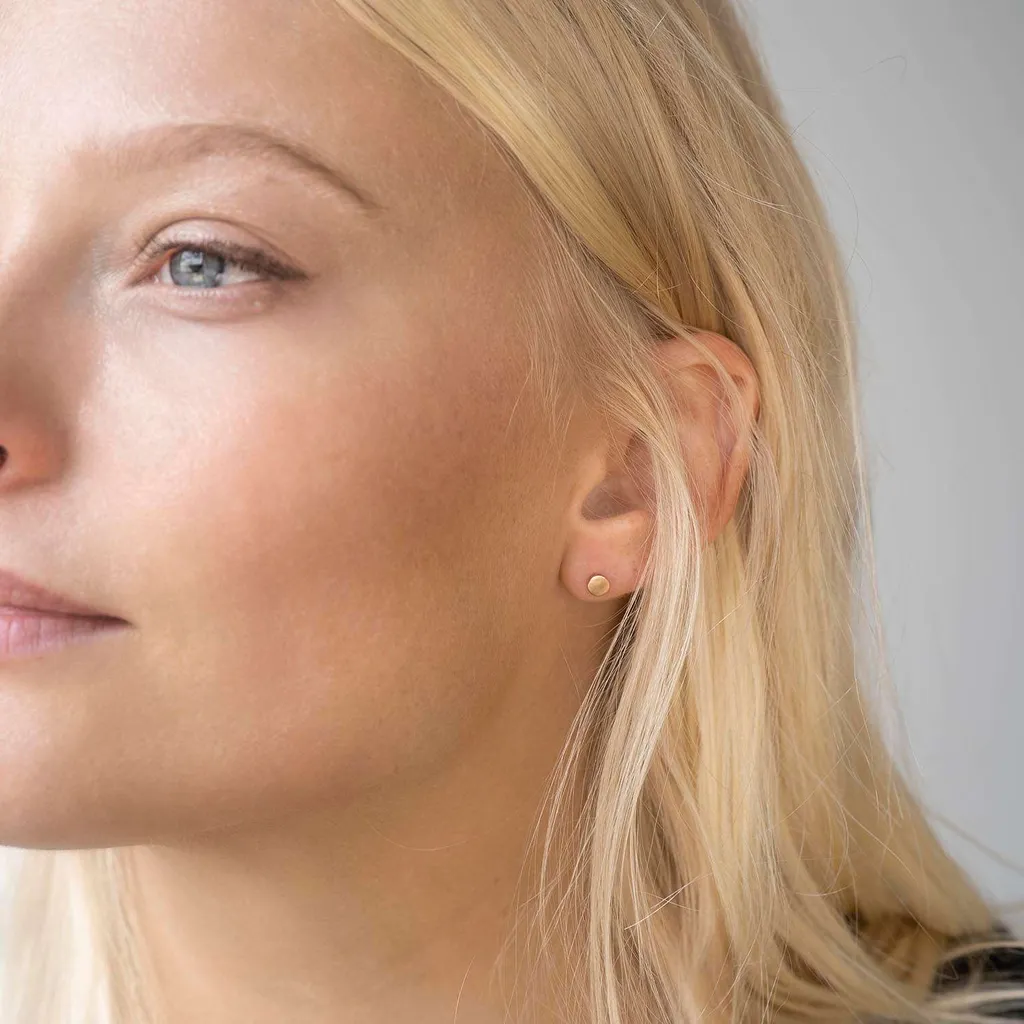 Round Studs In Yellow Gold photo 1