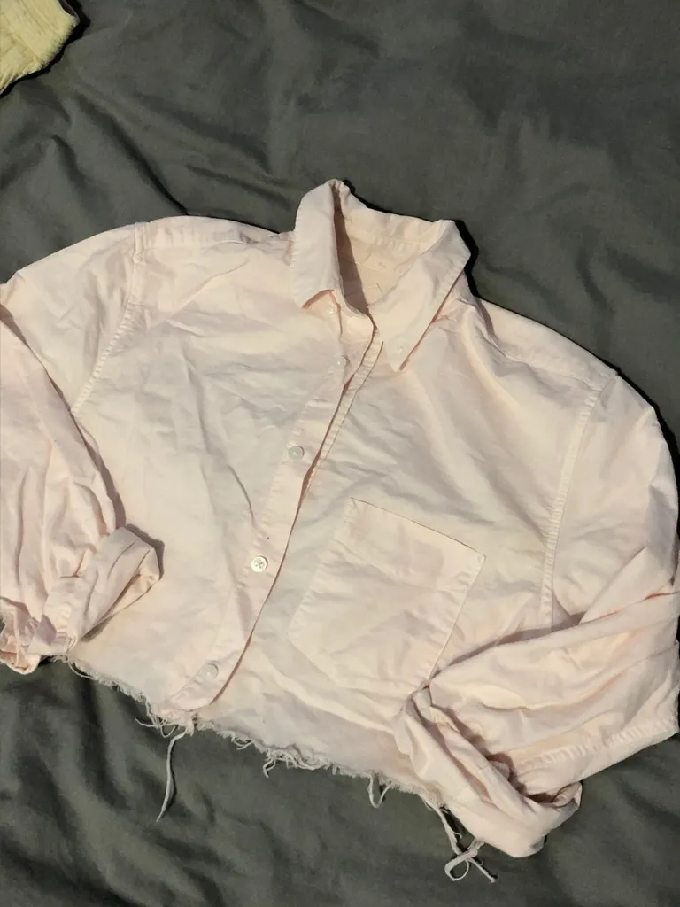 Cropped Baby Pink Button Up photo 1