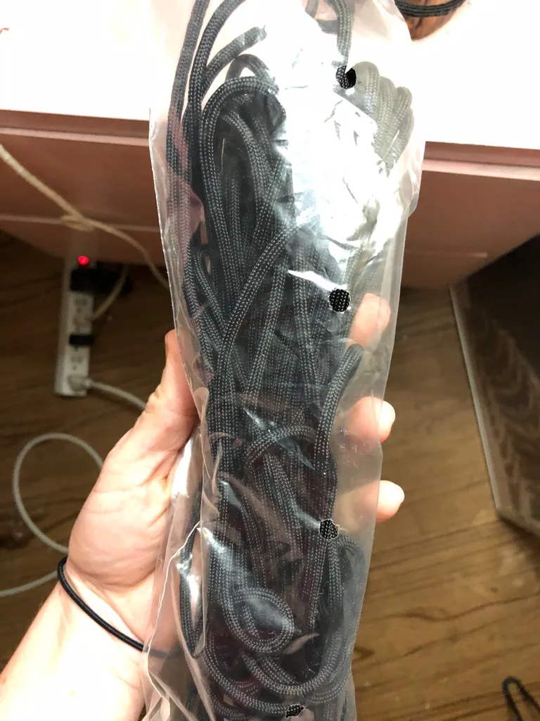 black parachute chord photo 1