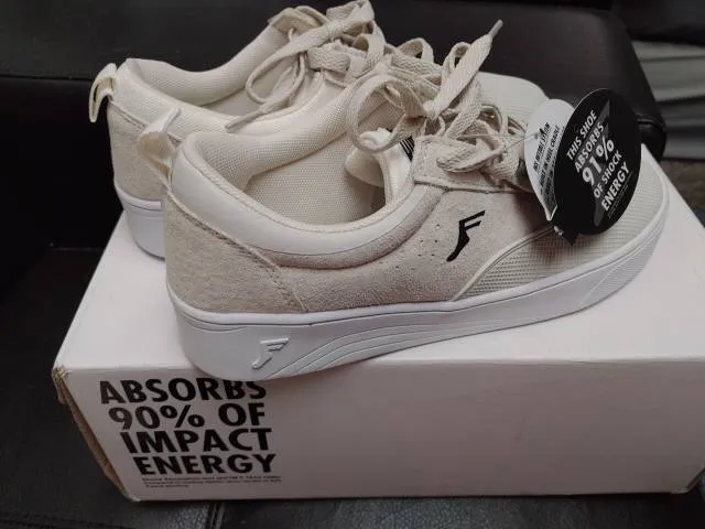 Sneakers - Footprint photo 1