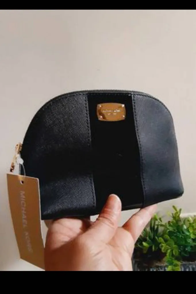 Michael KORS LG Travel Pouch Leather -  NWT photo 1