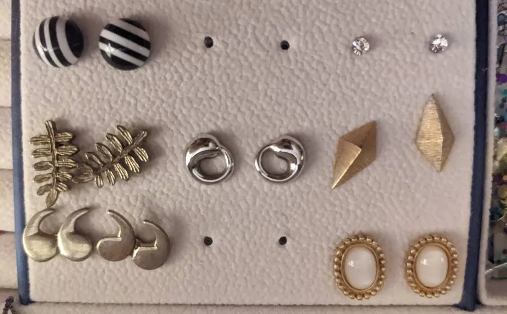 🆓 Earrings - Assorted photo 1