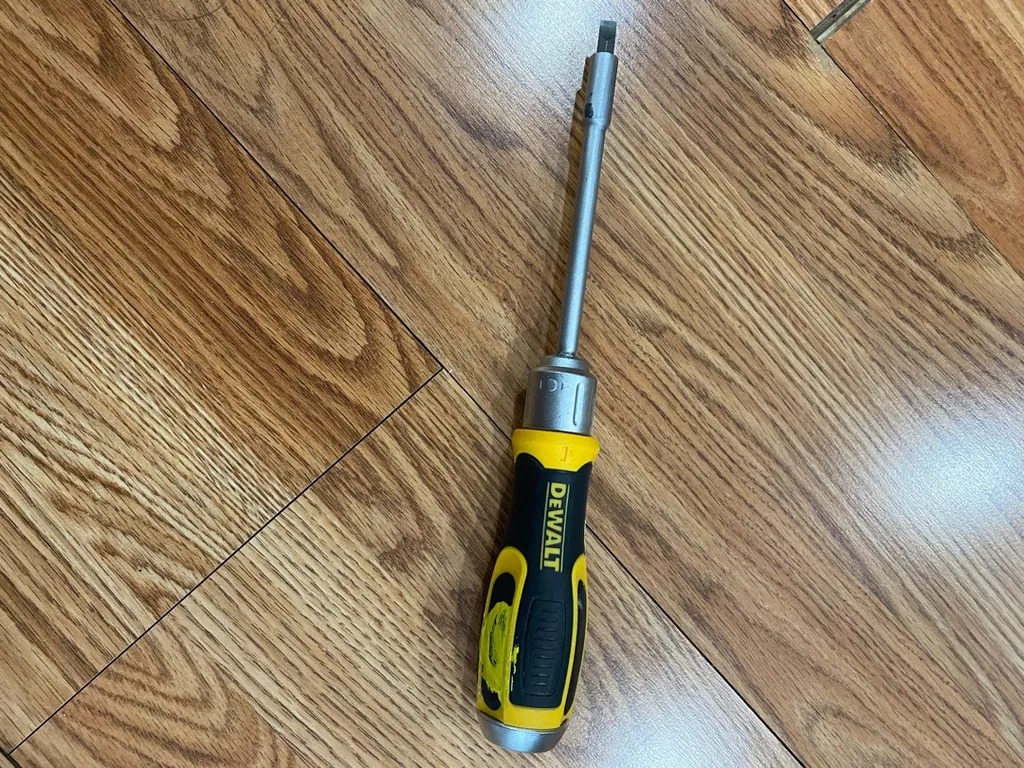 Ratcheting Screwdriver with Bit Storage photo 1