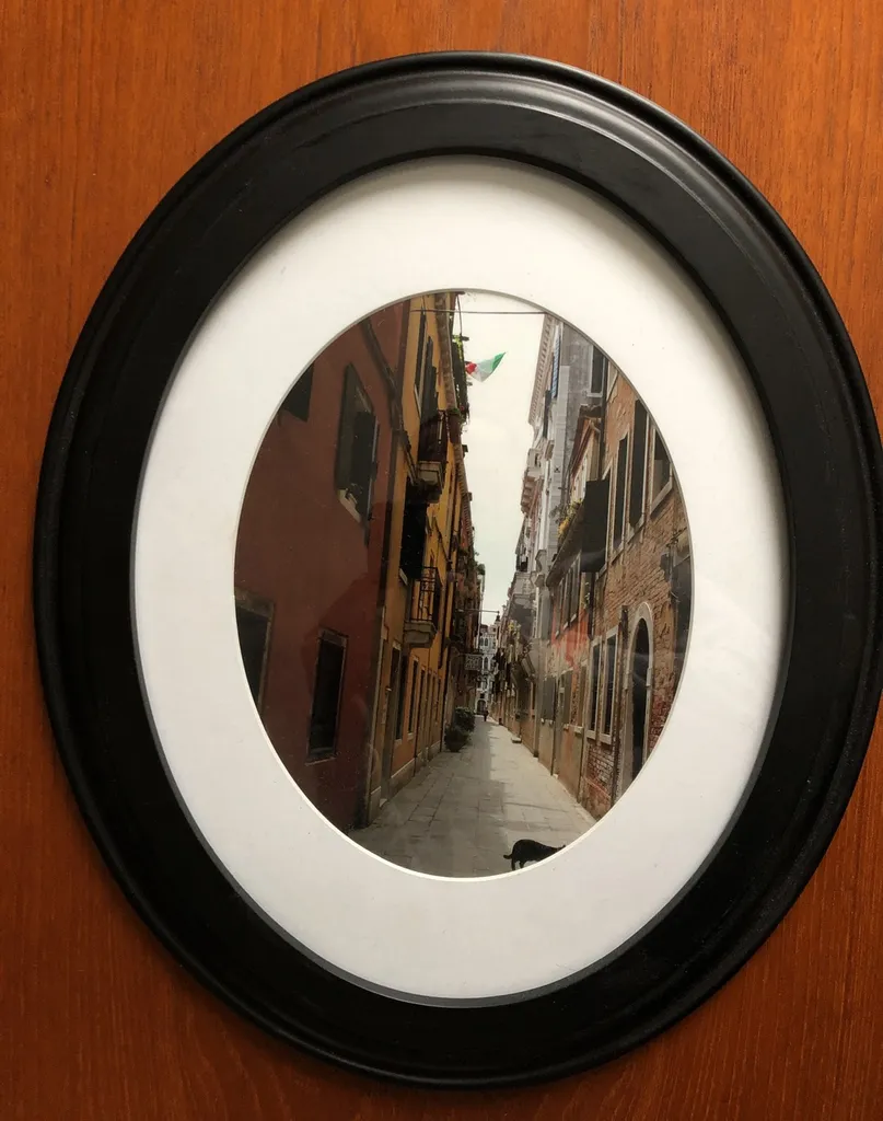 Black Oval Frame photo 1