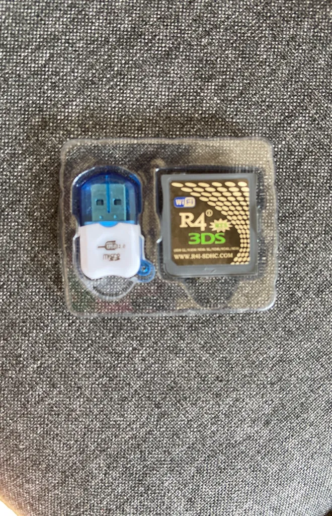 R4i 3DS Card + 32 GB Micro SD Card photo 1