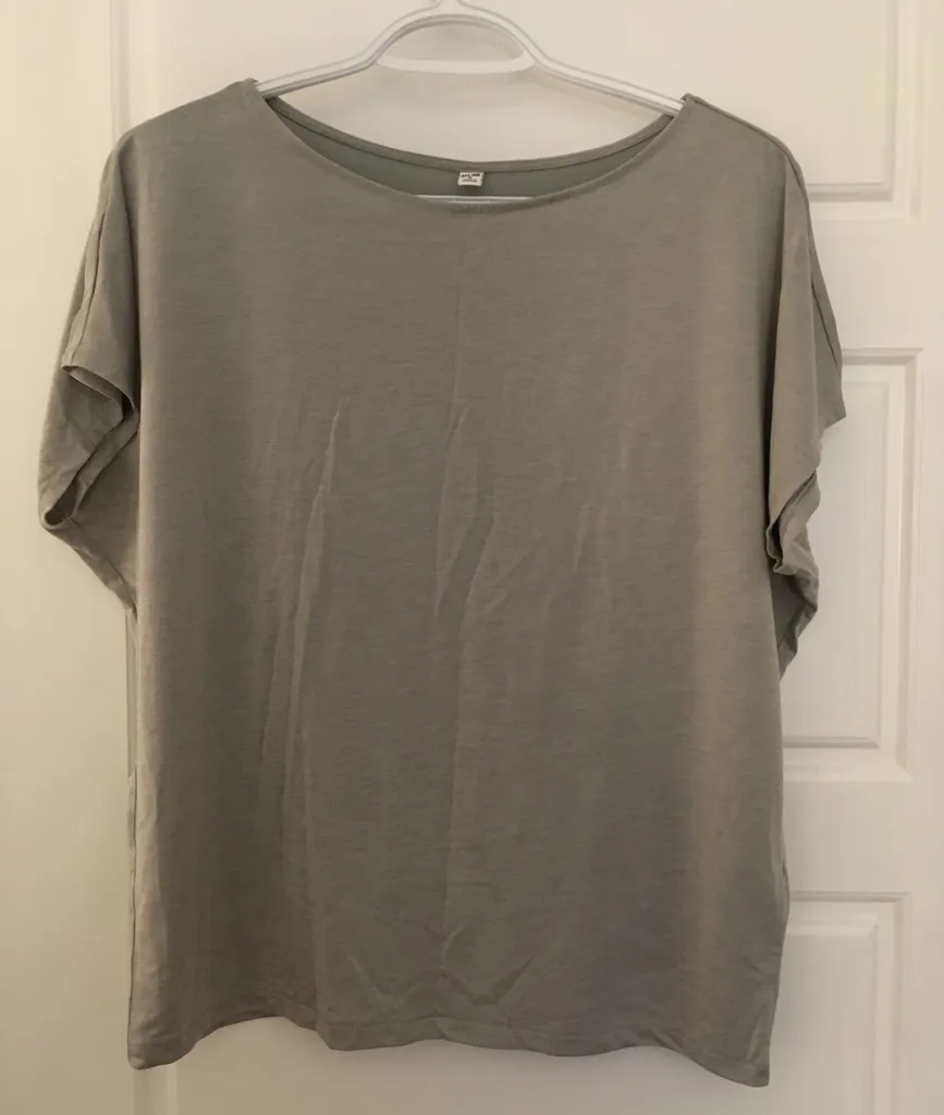 Uniqlo T Shirt photo 1