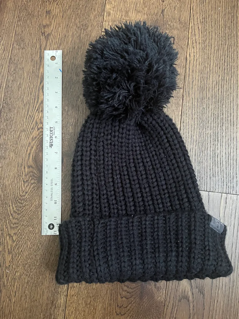 Large pompom toque photo 1