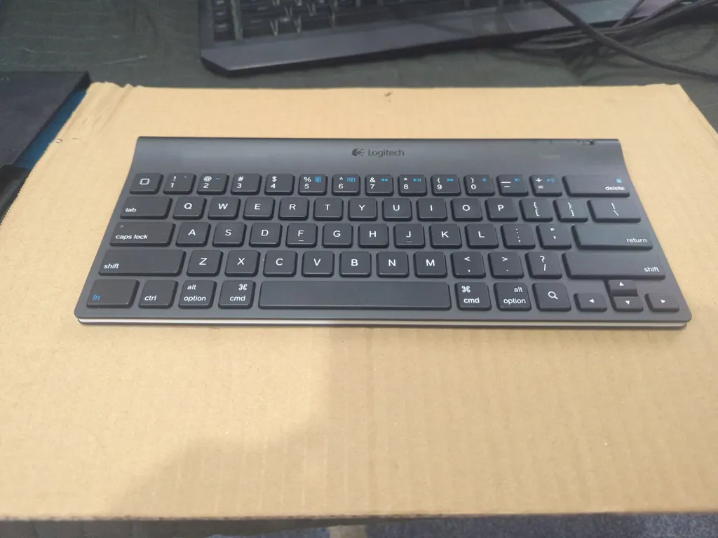 Logitech Bluetooth keyboard  photo 1